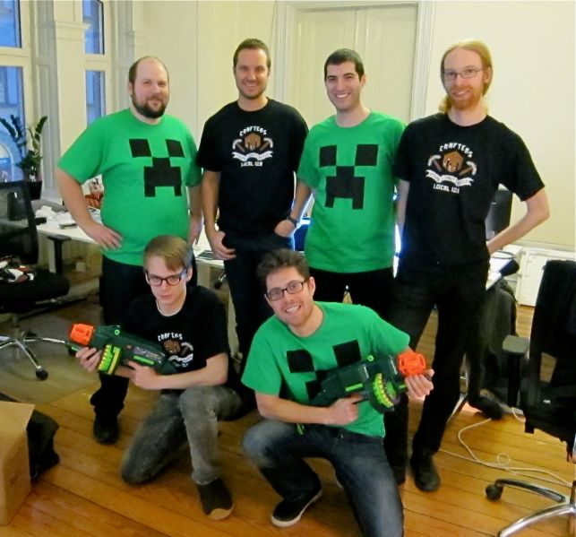 Plik:Mojang creeper shirts.jpg